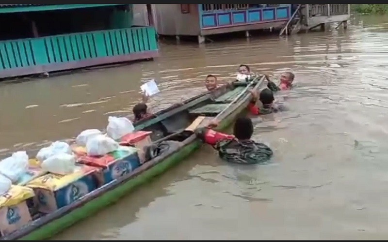 Banjir di Musi Banyuasin Meluas, Bantuan Disalurkan melalui Perahu