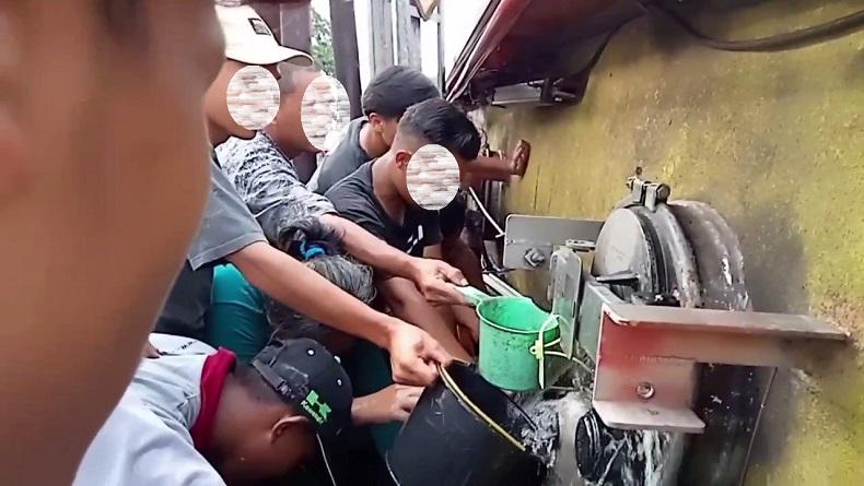 Truk Tangki BBM Terbalik di Ciperna Cirebon, Warga Berebut Pertalite Tumpah