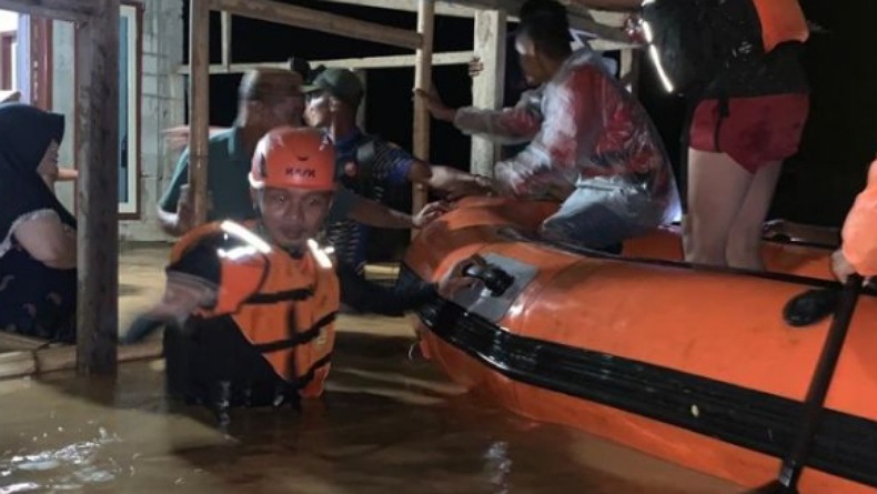 title Tim SAR Gorontalo Utara Evakuasi Warga Terdampak Banjir sejak Minggu Malam Tim SAR Gorontalo Utara Evakuasi Warga Terdampak Banjir sejak Minggu Malam