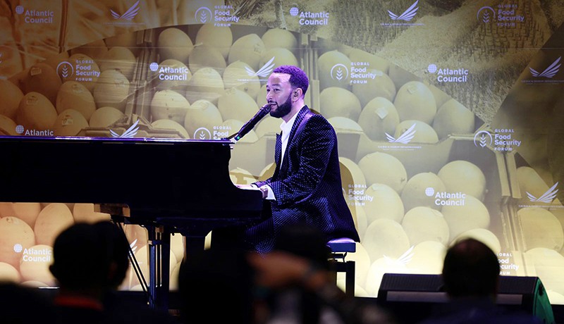 Momen Jokowi-Prabowo Duduk Berdampingan Nonton John Legend - Bagian 4