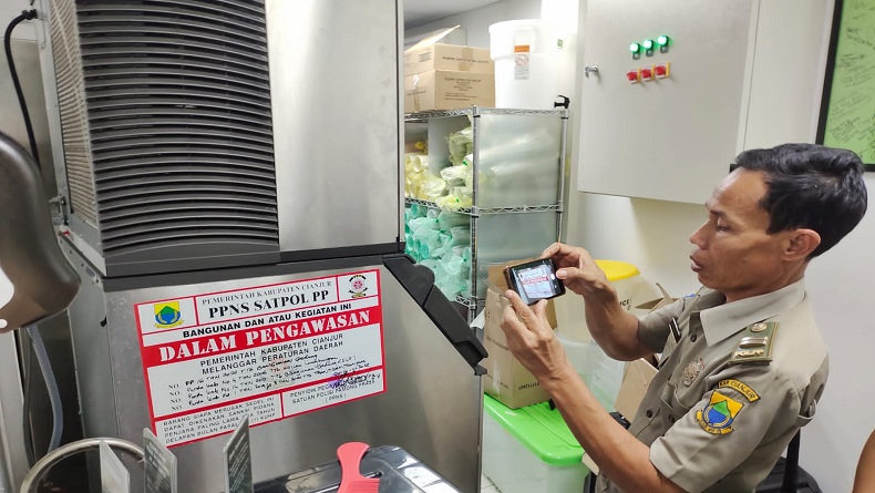 Tak Berizin Lengkap, Kedai Kopi Ternama asal Amerika di Cianjur Disegel  Satpol PP