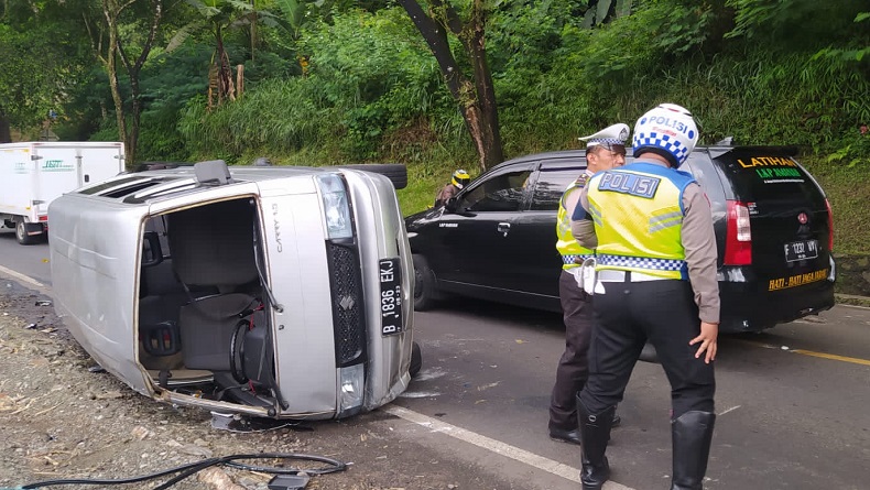 Minibus Hilang Kendali Di Jalan Raya Cianjur-Cipanas, Tabrak Pemotor ...