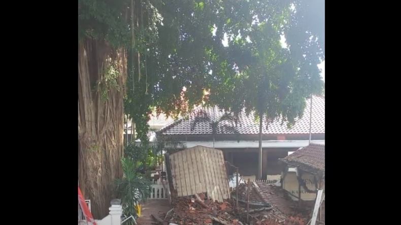 Diterjang Hujan dan Angin Kencang, Pendopo di Depan Rumah Dinas Bupati Gresik Roboh