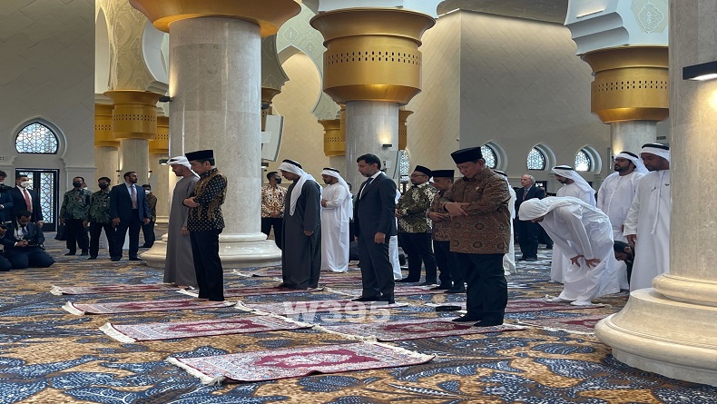 Peresmian Masjid Raya Sheikh Zayed di Solo, Ini Momen Prabowo Salat Bersama Jokowi dan MBZ 