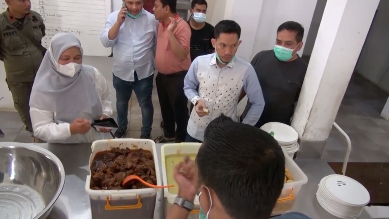 title Sidak ke RSJ Aceh, Anggota DPRA Temukan Belatung di Mobil Pengangkut Makanan Sidak ke RSJ Aceh, Anggota DPRA Temukan Belatung di Mobil Pengangkut Makanan