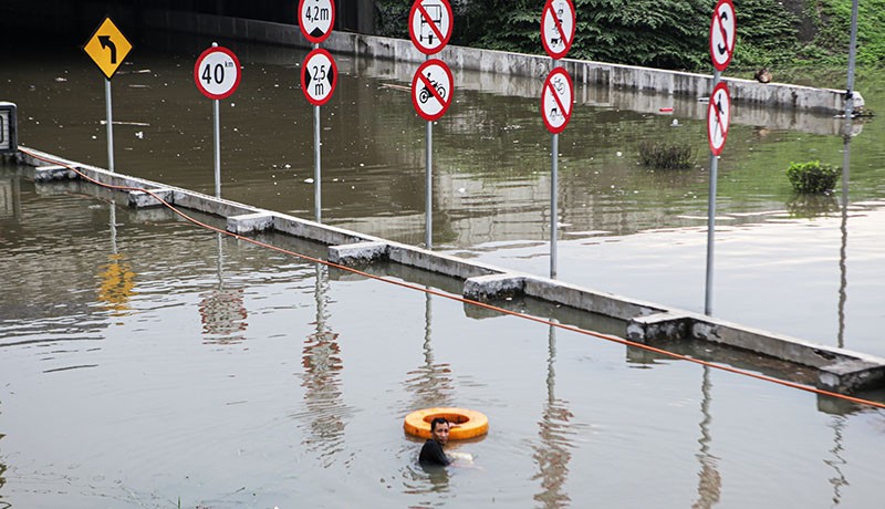 Akses Tol Jakarta-Tangerang KM 26 Putus akibat Banjir - Bagian 1