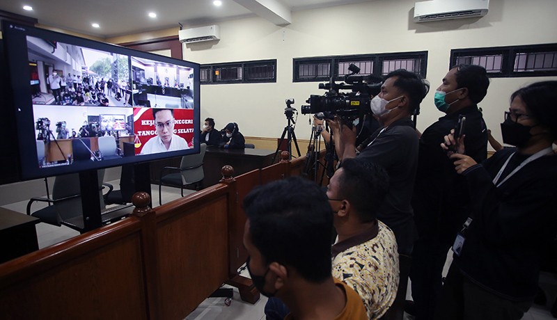 Foto Indra Kenz Divonis 10 Tahun Penjara - Bagian 2