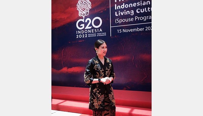 Dampingi Ibu Negara di Spouse Program G20, Wamenparekraf Angela Tanoesoedibjo Kenakan Tenun Khas Bali - Bagian 2