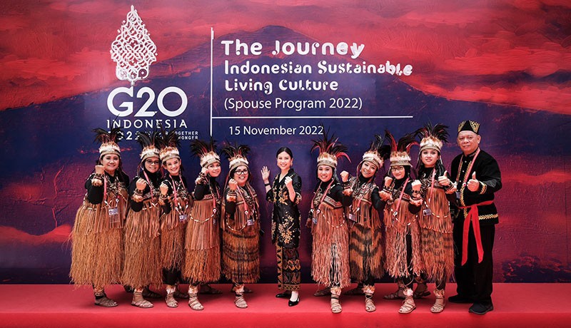Dampingi Ibu Negara di Spouse Program G20, Wamenparekraf Angela Tanoesoedibjo Kenakan Tenun Khas Bali - Bagian 3