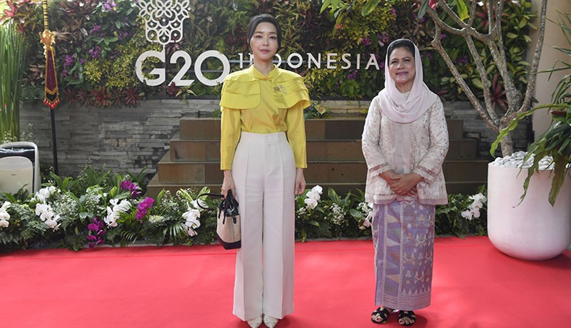 Cantiknya Ibu Negara Korea Selatan Kim Keon-hee Menghadiri KTT G20 - Bagian 3
