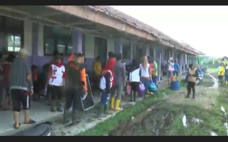 Khawatir Banjir Susulan, Warga Warkuk Ranau Selatan Bertahan di Pengungsian