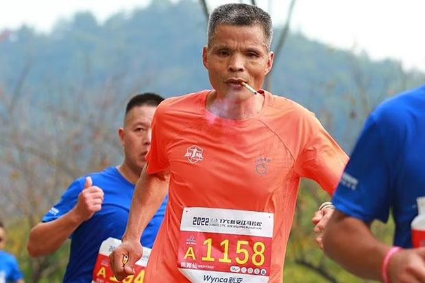  Pria Ini Berlari Maraton Sambil Isap Rokok Sepanjang 42 Km