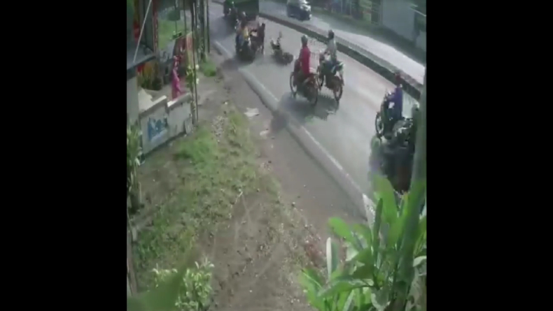 title Kecelakaan Beruntun 3 Motor di Mojokerto, Korban Tertabrak 2 Pemotor Kecelakaan Beruntun 3 Motor di Mojokerto, Korban Tertabrak 2 Pemotor