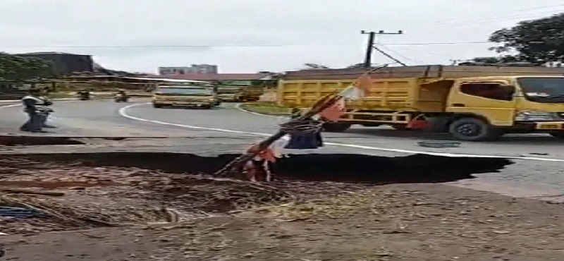 Tergerus Air, Jalan Lintas Palangka Raya-Kurun Ambrol dan Terancam Putus