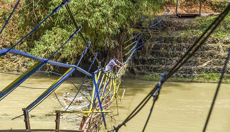 Ratusan Warga Desa Ciparay Terisolasi akibat Jembatan Rusak Diterjang Banjir Bandang - Bagian 2