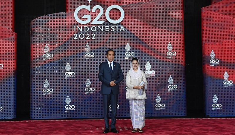 Penampilan Presiden Jokowi dan Iriana Siap Sambut Para Pemimpin Negara G20 - Bagian 2