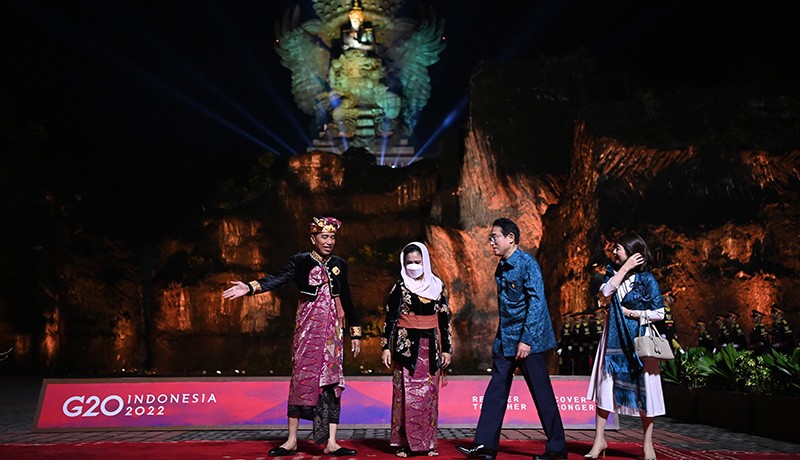 Presiden Jokowi Pakai Baju Adat Bali saat Jamuan Makan Malam G20 - Bagian 1