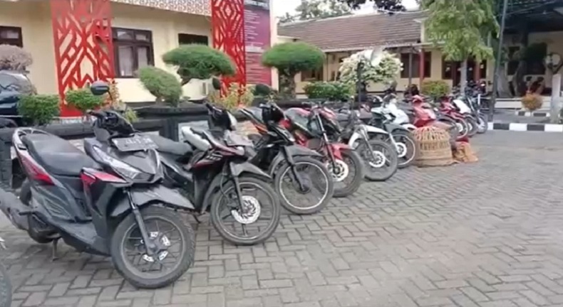 Polres Situbondo Gerebek Arena Judi Sabung Ayam, Belasan Motor Diamankan 