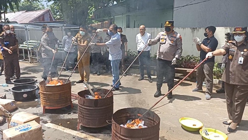 Kejari Manado Musnahkan Ratusan Barang Bukti dari 203 Perkara