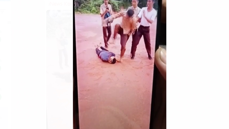 Brutal! Beredar Video Pelajar SMA di Mentawai Pukul dan Tendang Temannya