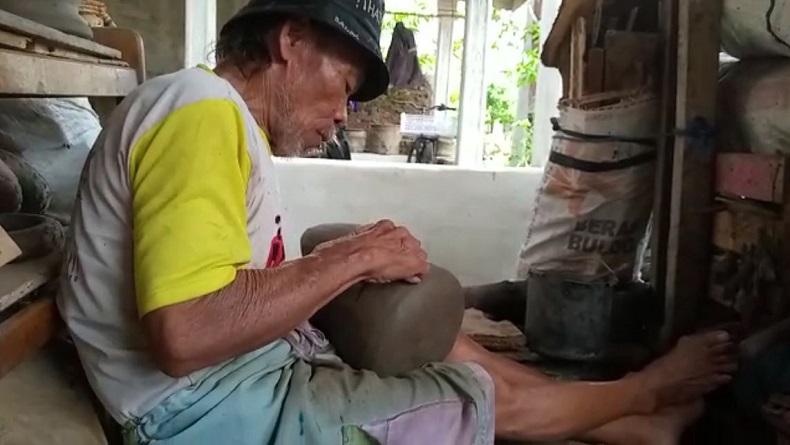 Ketekunan Mbah Tarmudi, Perajin Gerabah di Pemalang Menghadapi Roda Zaman