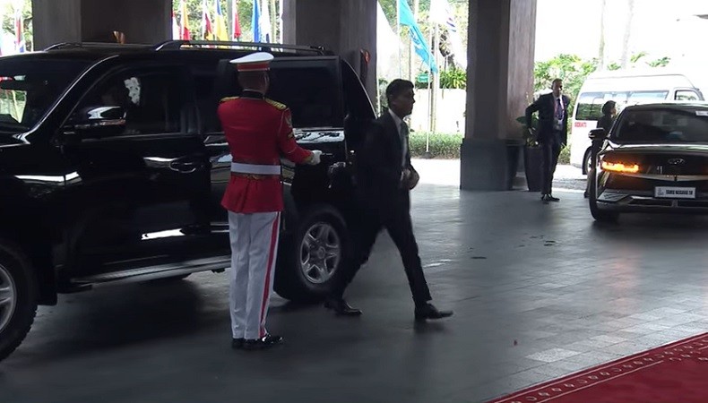 title PM Inggris Rishi Sunak Tampil Beda Naik SUV ke Venue KTT G20 PM Inggris Rishi Sunak Tampil Beda Naik SUV ke Venue KTT G20