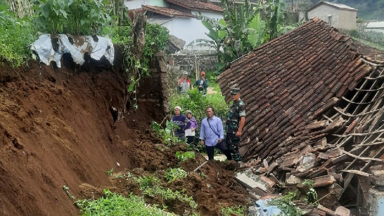 1 Rumah di Lembang Diterjang Longsor, 5 Penghuni Nyaris Tertimbun