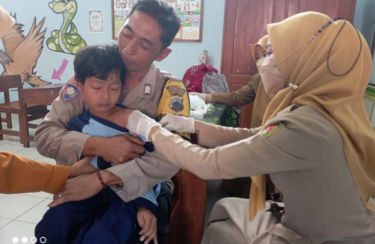  Begini Aksi Pak Bhabin Polsek Mungkid Pangku Anak Sekolah yang Takut Diimunisasi 
