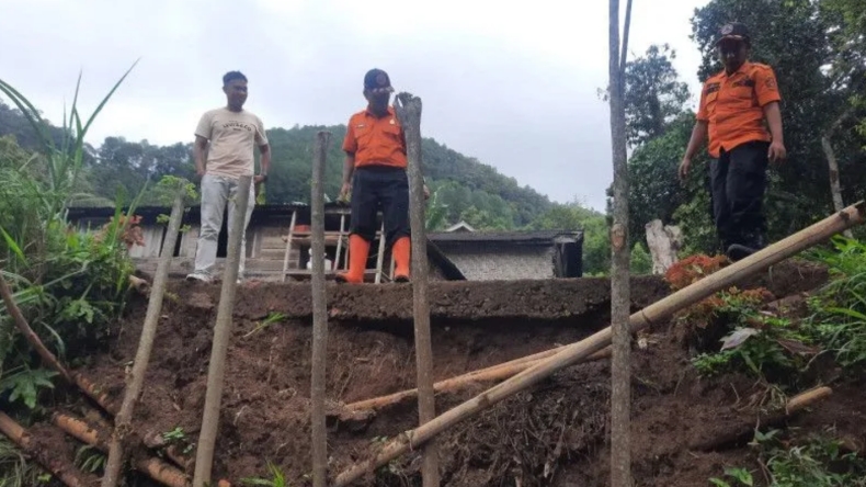 Jalan Desa di Agam Amblas, 300 Kepala Keluarga Terancam Terisolasi