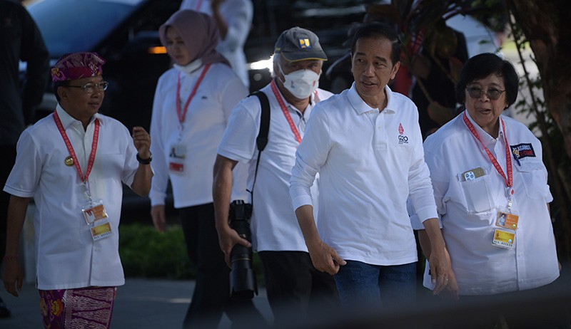 Pakai Celana Jeans dan Kaus Putih, Jokowi Siap-Siap Tanam Mangrove - Bagian 2