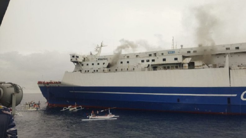 title Breaking News, KM Mutiara Timur 1 Terbakar di Selat Bali Breaking News, KM Mutiara Timur 1 Terbakar di Selat Bali