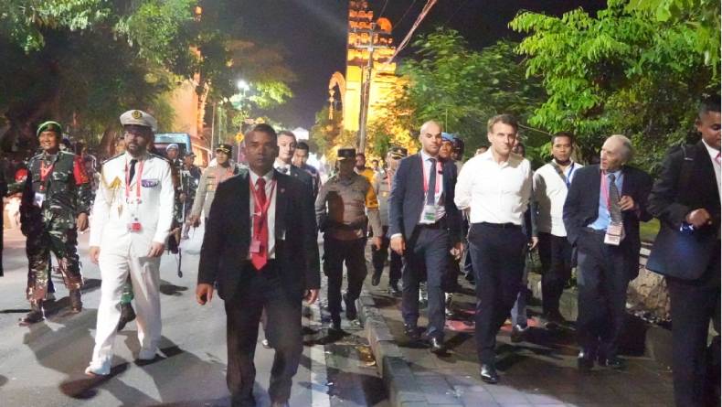 Momen Kapolda Bali Kawal Presiden Prancis Jalan Kaki 2 Kilometer usai Gala Dinner KTT G20