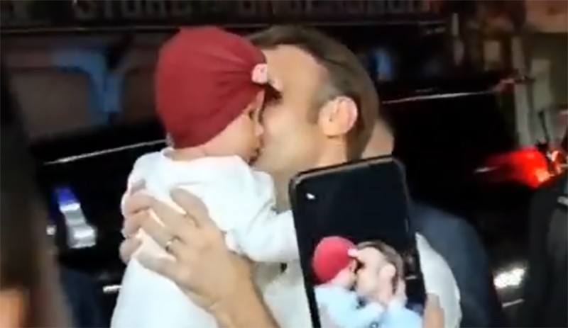 Momen Presiden Prancis Gendong dan Cium Bayi saat Jalan Kaki di Keramaian Bali - Bagian 4