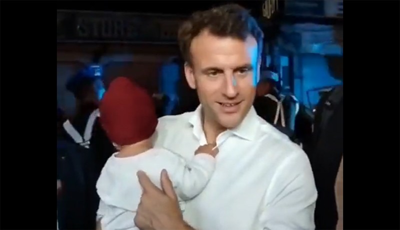 Momen Presiden Prancis Gendong dan Cium Bayi saat Jalan Kaki di Keramaian Bali - Bagian 2
