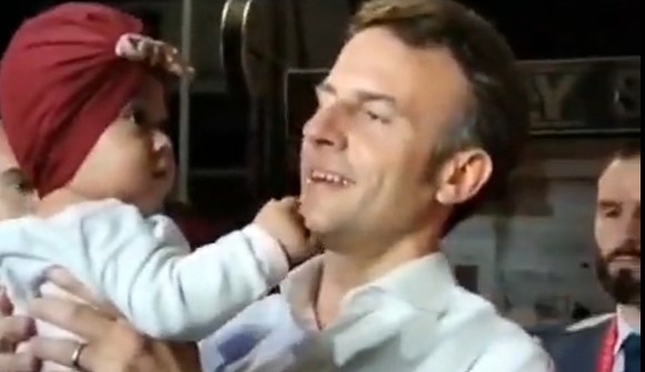 Momen Presiden Prancis Gendong dan Cium Bayi saat Jalan Kaki di Keramaian Bali - Bagian 1