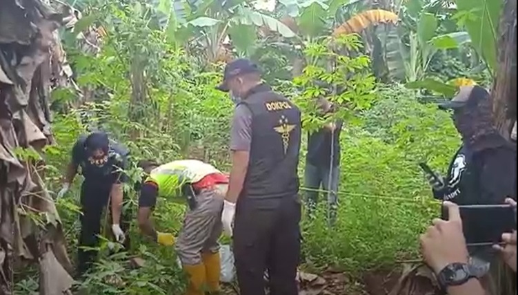 title Jasad Bayi Laki-laki Terbungkus Kantong Plastik Ditemukan di Kebun Ubi Jasad Bayi Laki-laki Terbungkus Kantong Plastik Ditemukan di Kebun Ubi