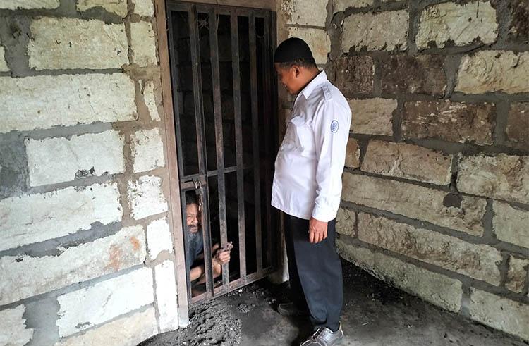 Sering Ngamuk dan Ancam Warga dengan Parang, Mbah Gimin Puluhan Tahun Dikurung Dalam Kamar