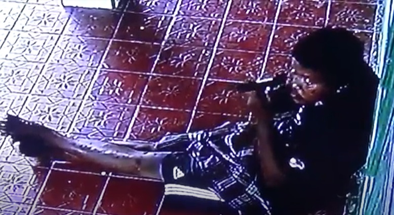 Pria Bersarung Acungkan Pistol ke Warga di Halaman Masjid, Diamankan Polisi