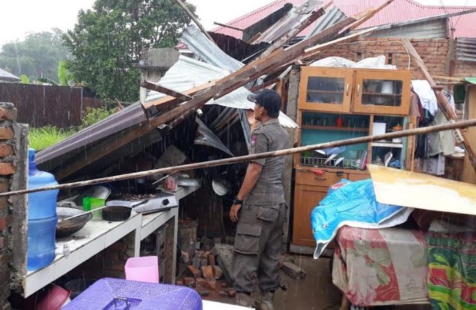 Padang Dilanda Banjir, Longsor dan Angin Puting Beliung, 2 Rumah Rusak