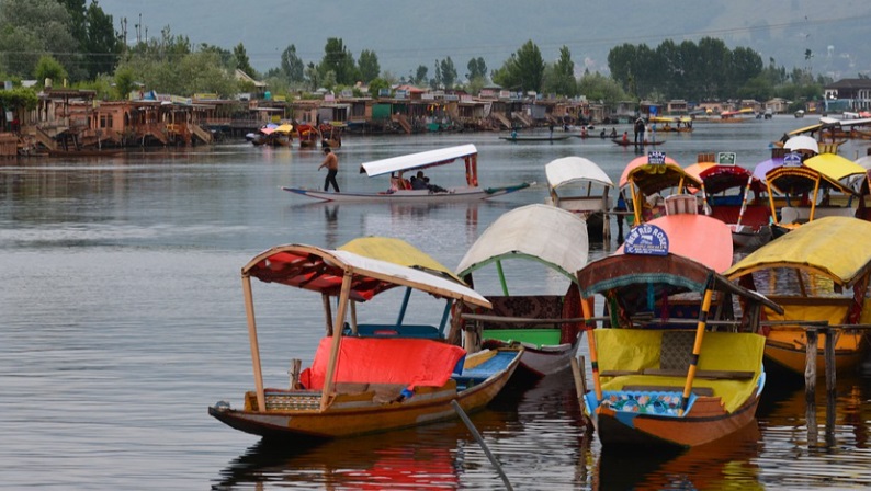 title 8 Rumah Tradisional Aneh dan Unik, Nomor 6 Dipenuhi Ukiran Rumit 8 Rumah Tradisional Aneh dan Unik, Nomor 6 Dipenuhi Ukiran Rumit