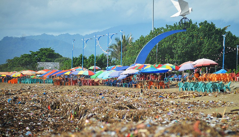 Duh, Keindahan Pantai Padang Tertutup Lautan Sampah - Bagian 1