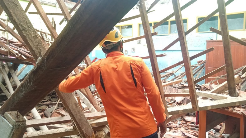 Angin Kencang Rusak Bangunan SDN Cicewol Sukabumi, Atap 2 Kelas Ambruk