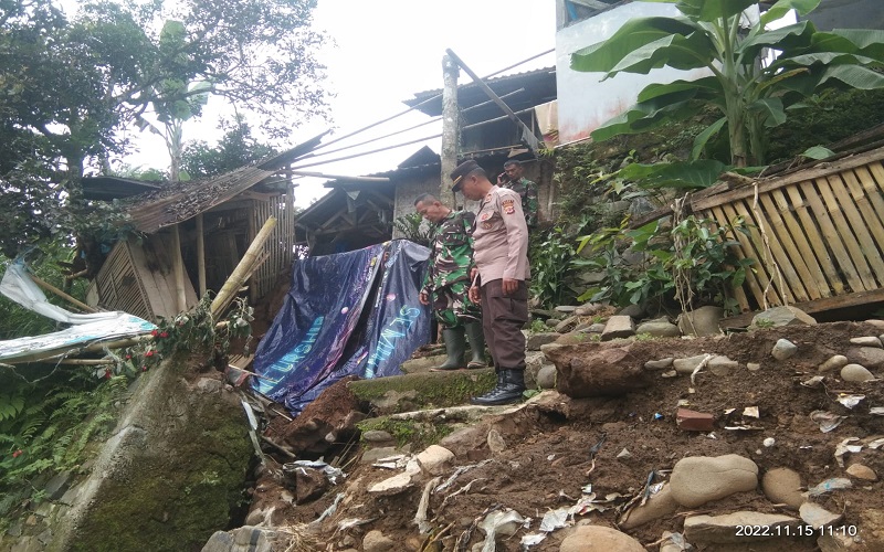 TPT Ambrol, 2 Rumah di Bantaran Sungai Cikaengan Singajaya Garut Terancam