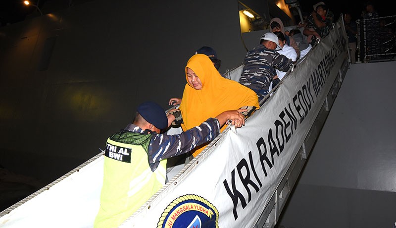 TNI AL Evakuasi Korban Kapal Terbakar di Perairan Bali hingga Malam Hari - Bagian 2