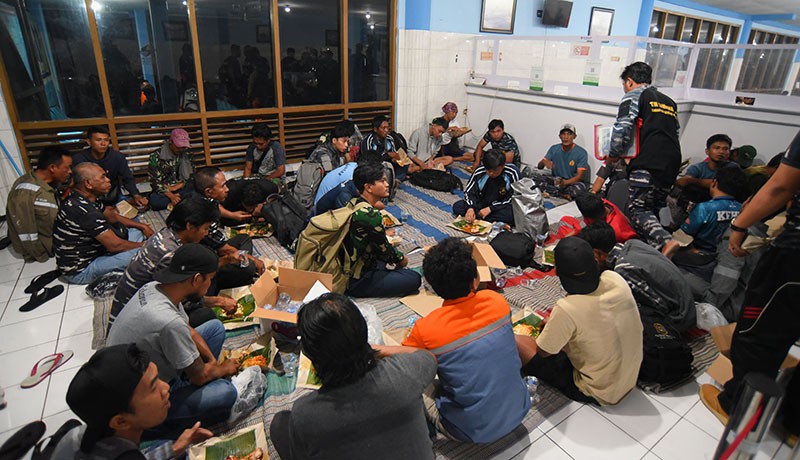 TNI AL Evakuasi Korban Kapal Terbakar di Perairan Bali hingga Malam Hari - Bagian 3