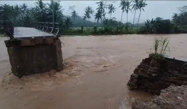 Jembatan di Pacitan Putus Diterjang Luapan Sungai Grindulu, 97 KK Terisolasi
