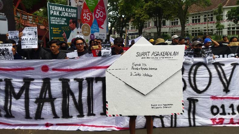 title Kantor Pos Malang Janji Kirimkan Ratusan Surat Aremania ke Presiden Jokowi Kantor Pos Malang Janji Kirimkan Ratusan Surat Aremania ke Presiden Jokowi