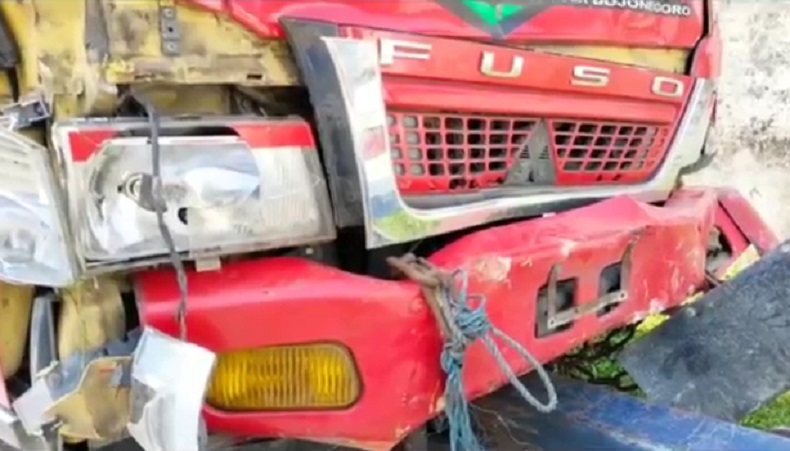 Truk Fuso di Jombang Ugal-Ugalan Tabrak 3 Pemotor dan Kantor Polisi, 3 Orang Luka