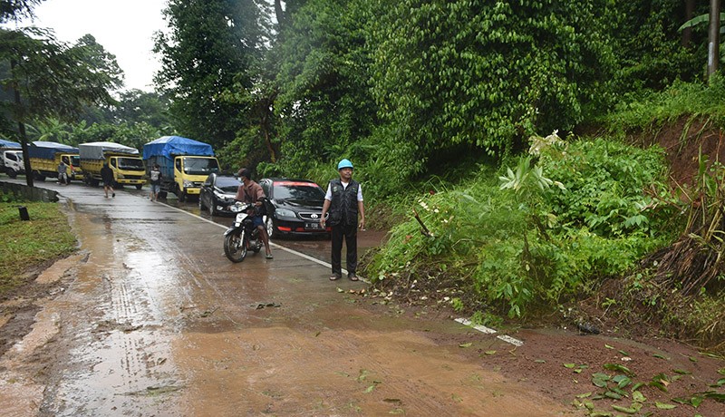 Jalur Wisata Anyer Ditutup akibat Longsor di Sejumlah Titik - Bagian 2