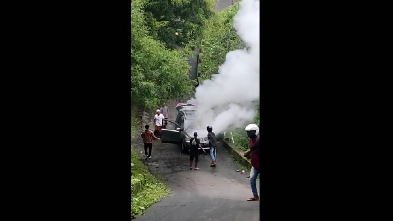 Minibus Bawa 4 Penumpang Terbakar di Tanjakan Kutukan Sendi Mojokerto, Diduga Overheat